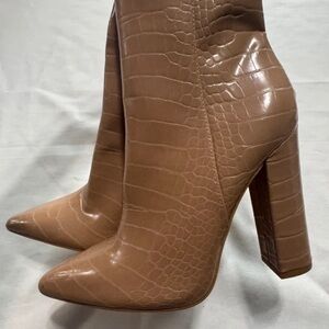 Chic Tan Croc-Embossed Heeled Boots